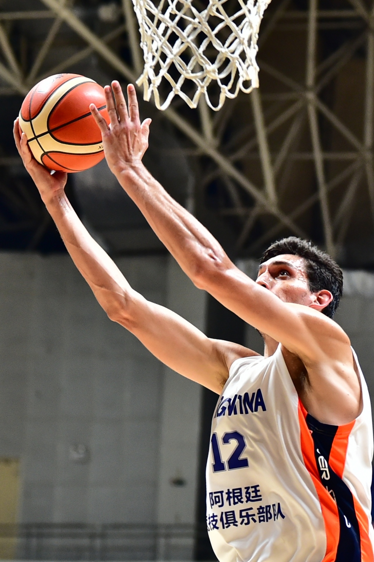 篮球运动员在国际赛场上表现抢眼