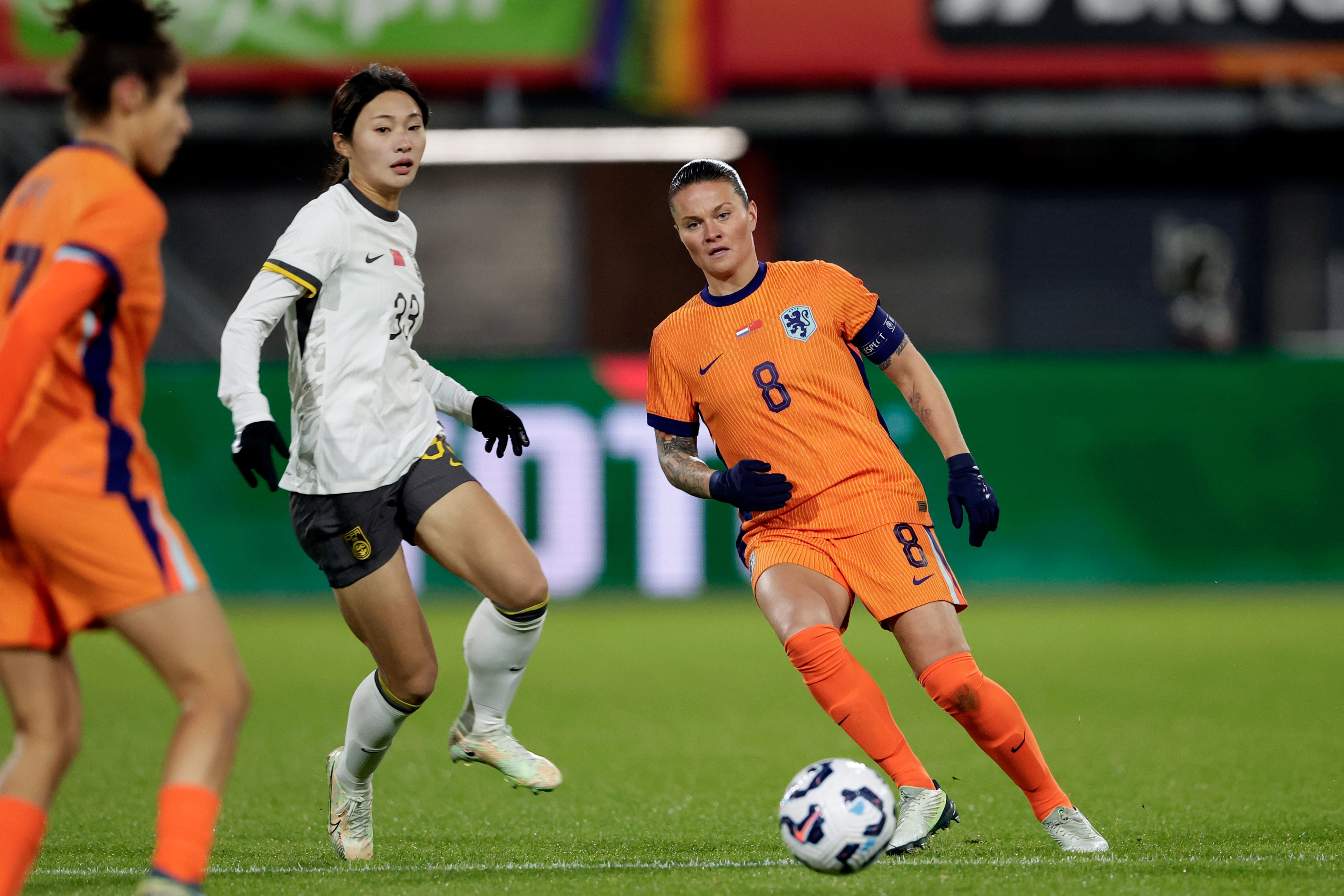 国际女足赛事中，球队实力对比逐渐显露