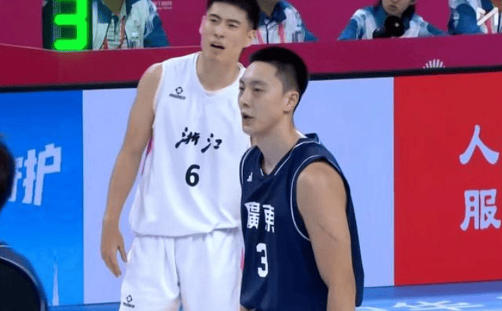 广岛三箭队拼尽全力，搏击赛场晋级机会