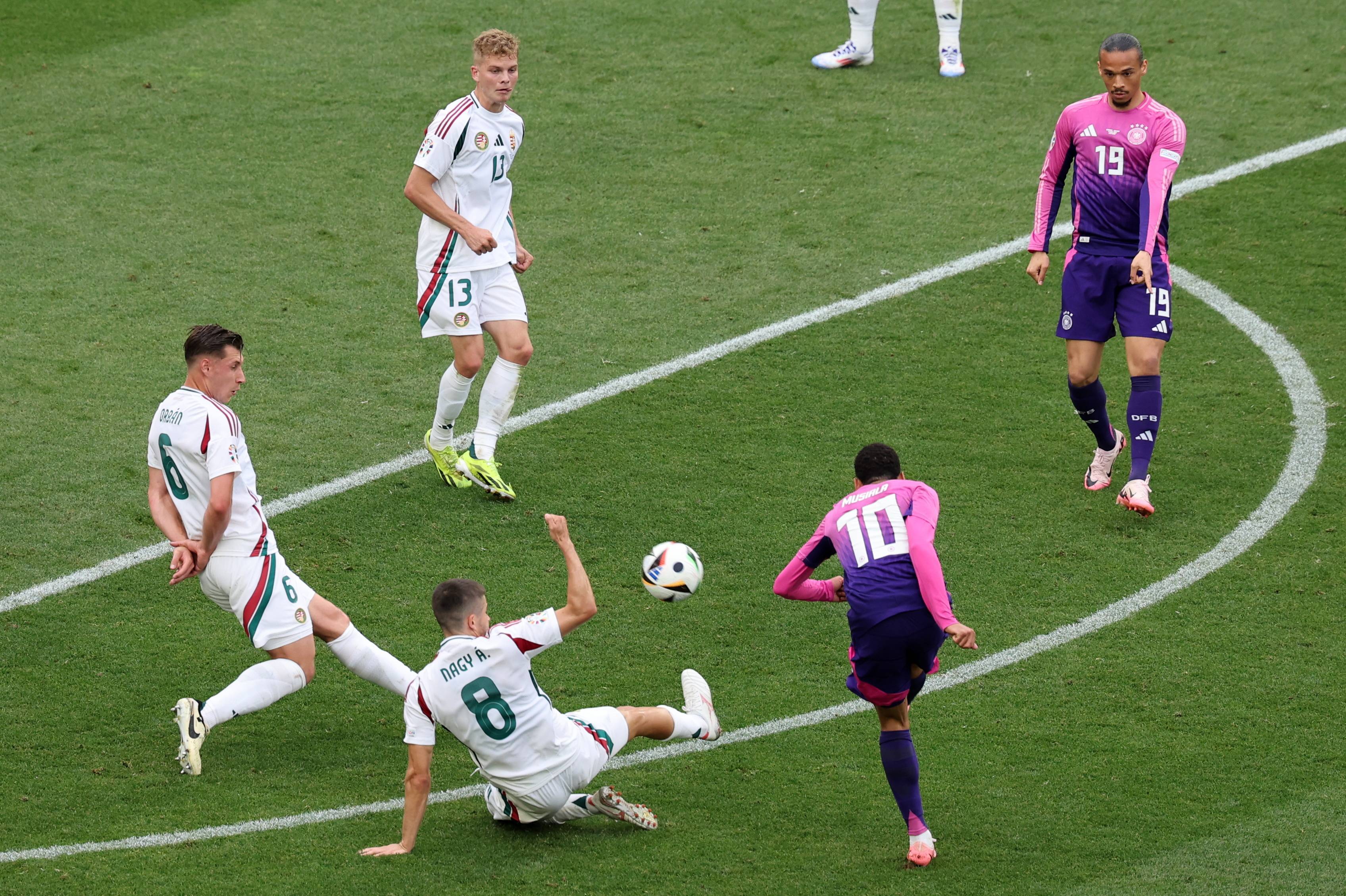 关于欧国联比赛场上风云变幻，球员表现抢眼的信息