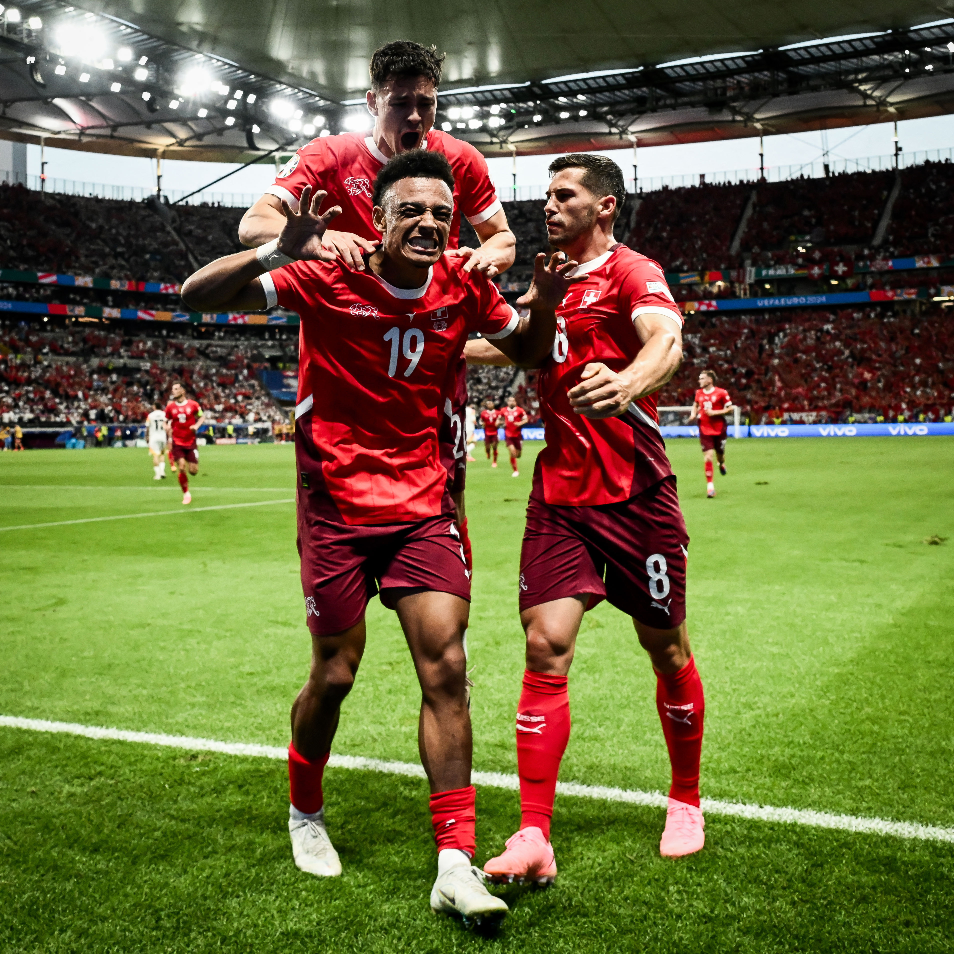 瑞士队勇夺胜利，展现强大实力晋级比赛的简单介绍