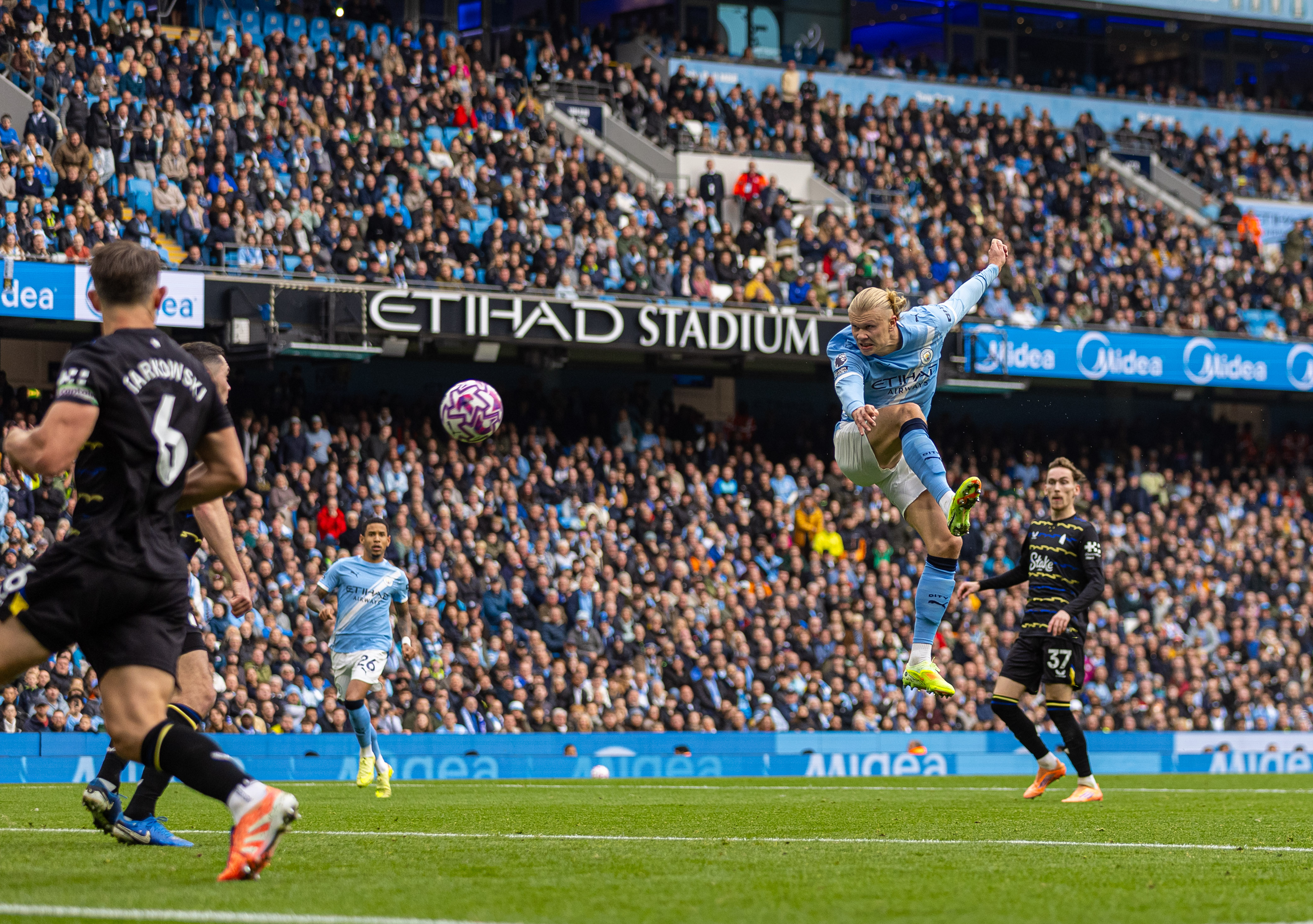 曼城惜败埃弗顿，连胜被终结