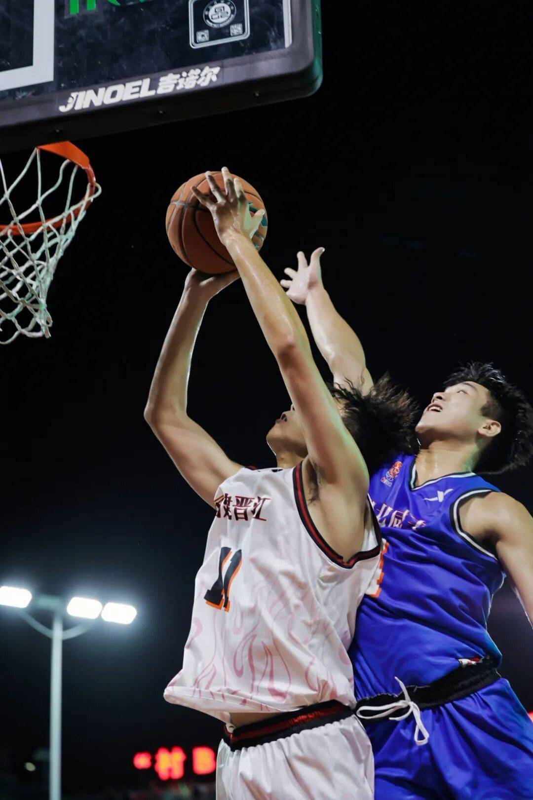 群星闪耀！篮球赛场现精彩绝伦一幕的简单介绍