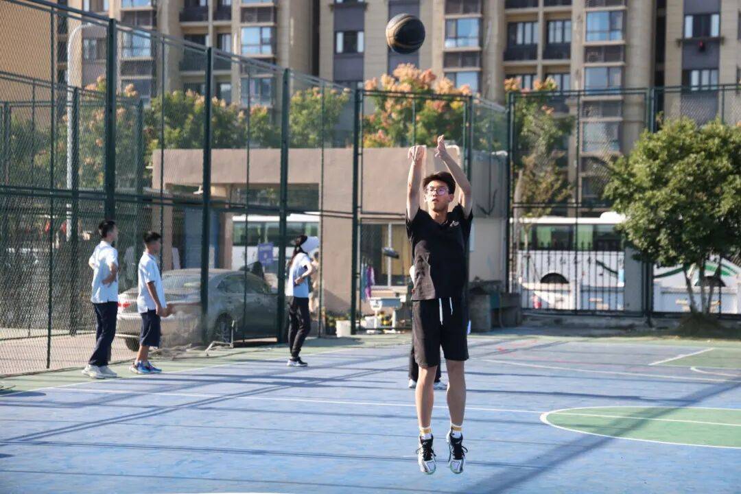 群星闪耀！篮球赛场现精彩绝伦一幕的简单介绍