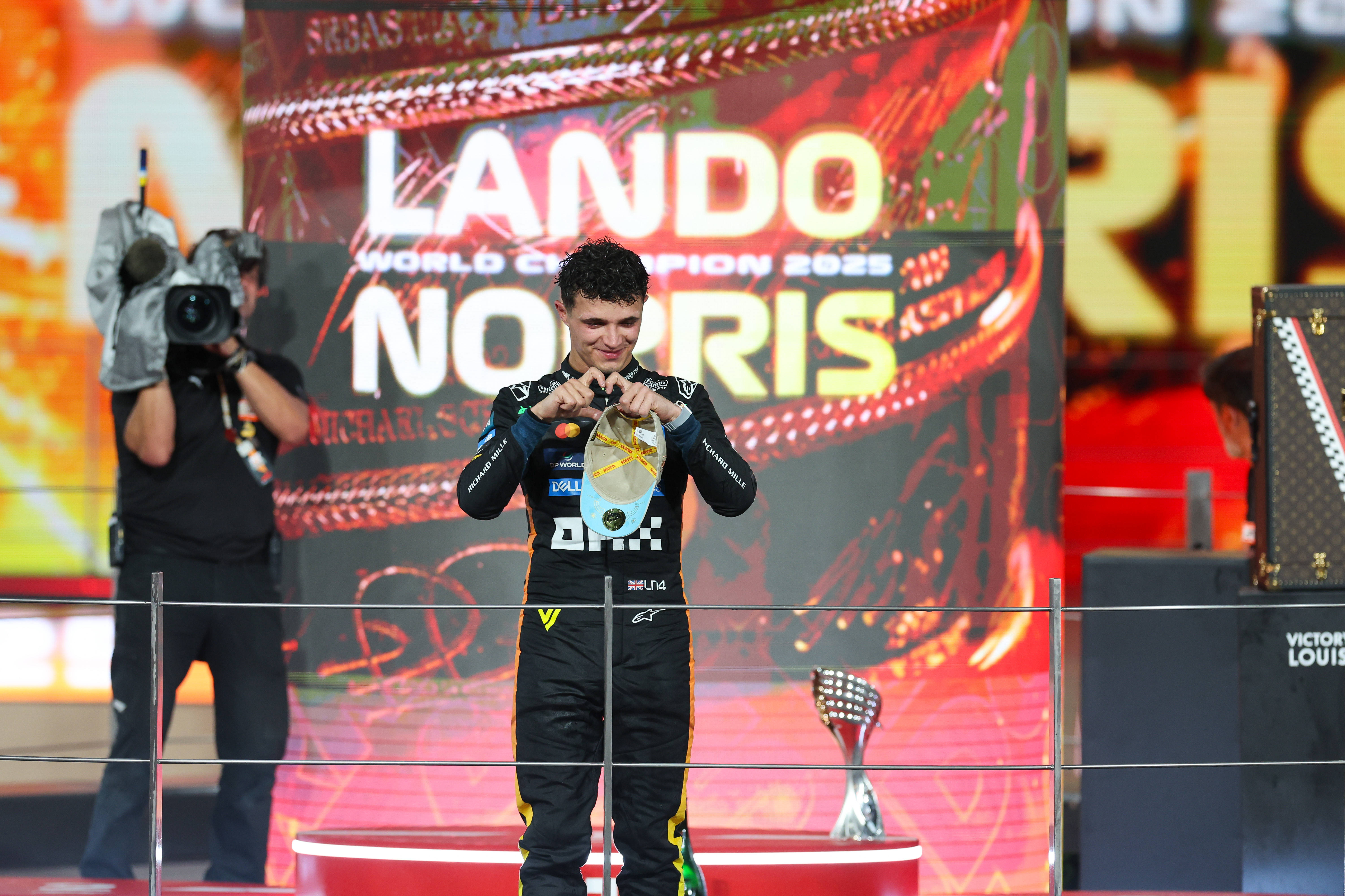 包含迈凯伦翻盘红牛车队，拉塞尔统治全场的词条