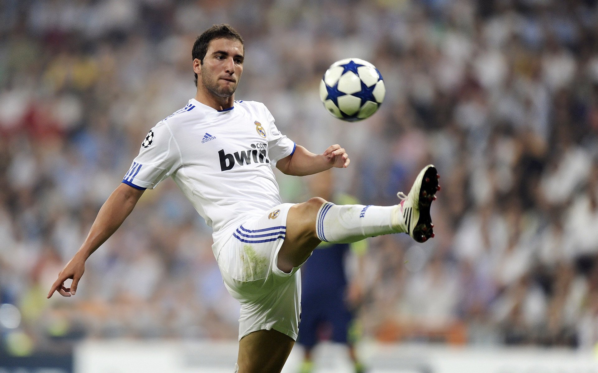 那不勒斯之光，克瓦拉茨赫利亚的欧冠决赛夜魔法